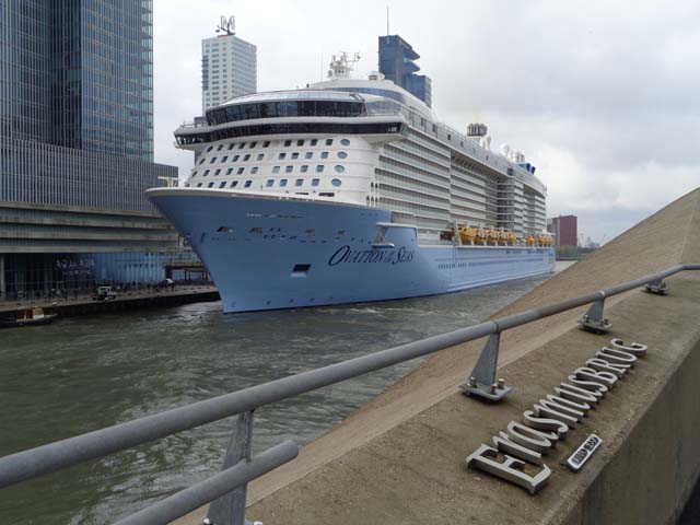 Cruiseschip ms Ovation of the Seas van Royal Caribbean International aan de Cruise Terminal Rotterdam